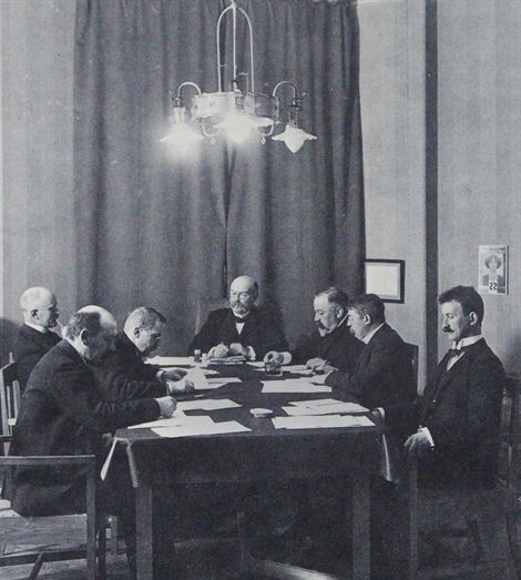 Photo: Sampo’s organizing committee meeting at the Turku office in 1911.
