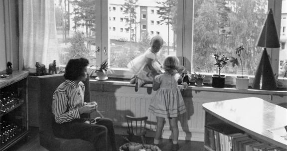 Families started moving into suburban apartment buildings in the 1950s. This image is from Roihuvuori in Helsinki.