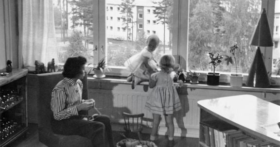 Families started moving into suburban apartment buildings in the 1950s. This image is from Roihuvuori in Helsinki.