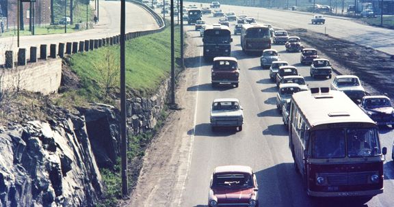 As more cars appeared on the roads, Helsinki's Itäväylä highway began to experience its first traffic jams.