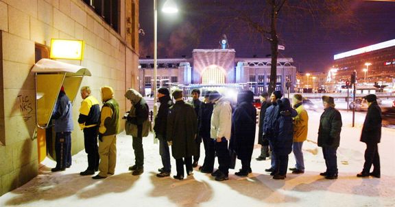 Excited Finns stood in line in the first hours of January 2022 for euros - the newly introduced European currency.